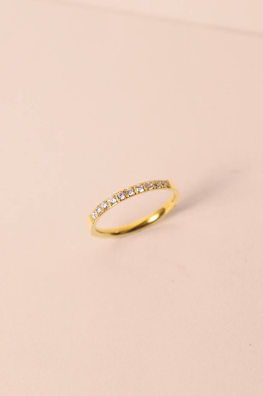 Bague fine sertie de strass en acier inoxydable doré - MKM Accessoires