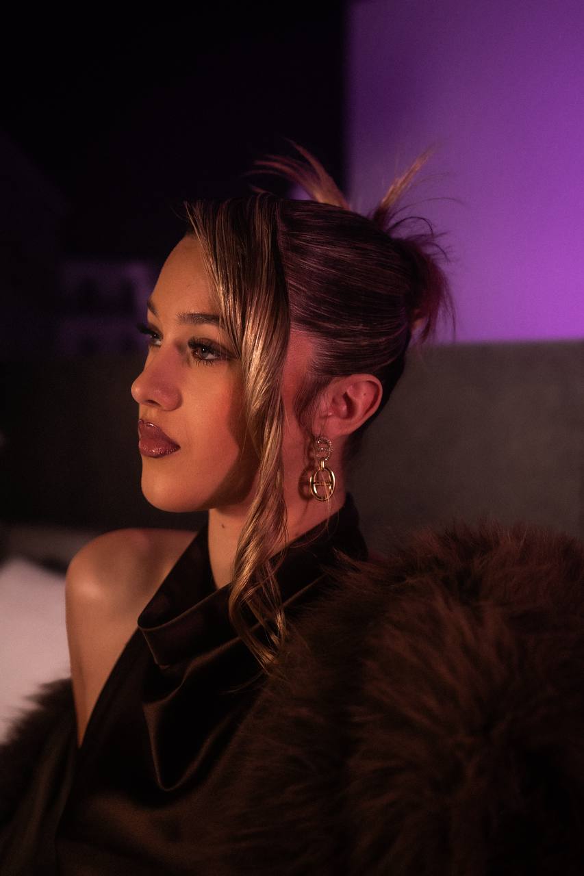 Boucles d'oreilles tendances à strass en acier inoxydable doré portées - MKM Accessoires