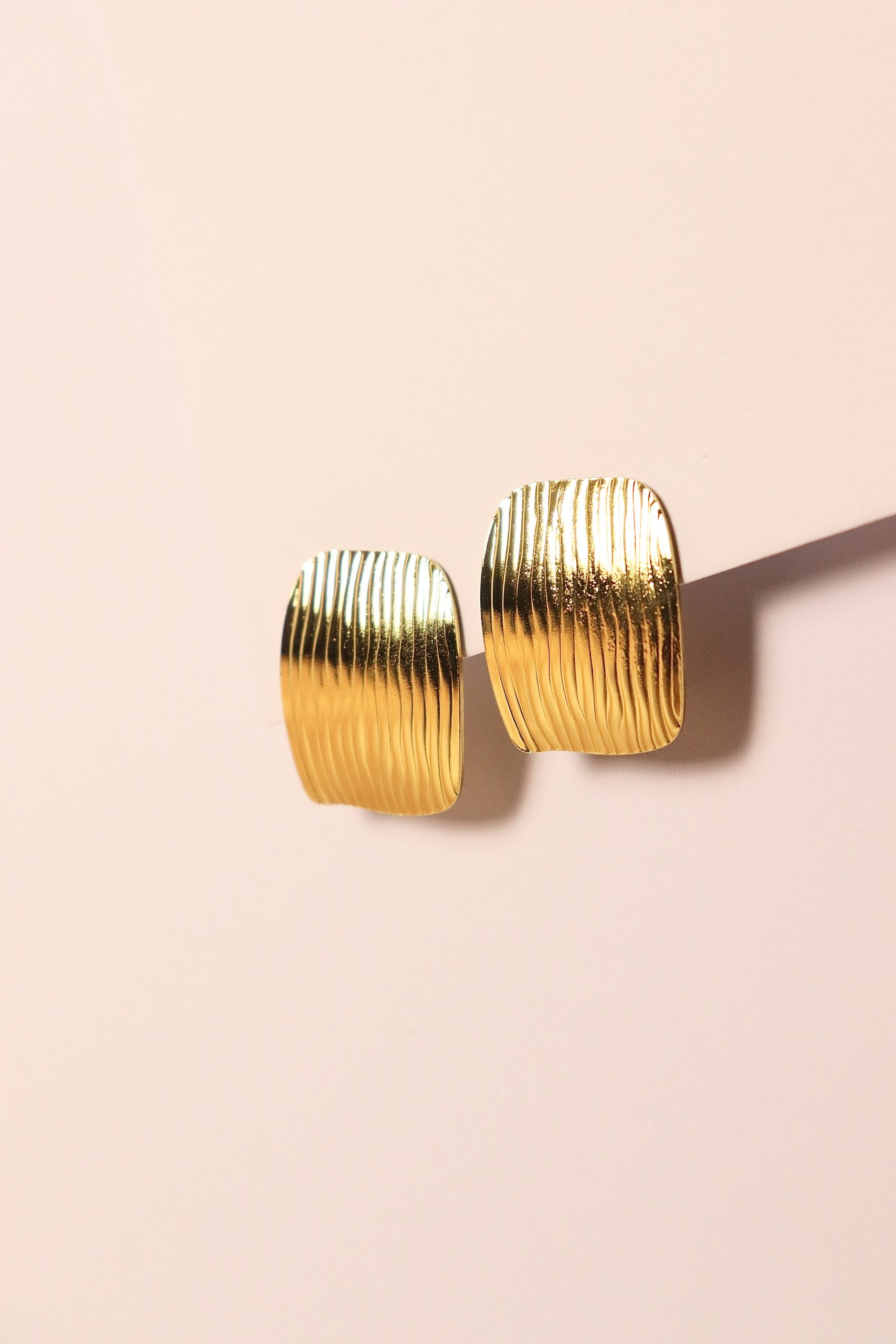 Boucles d'oreilles texturées carré plates