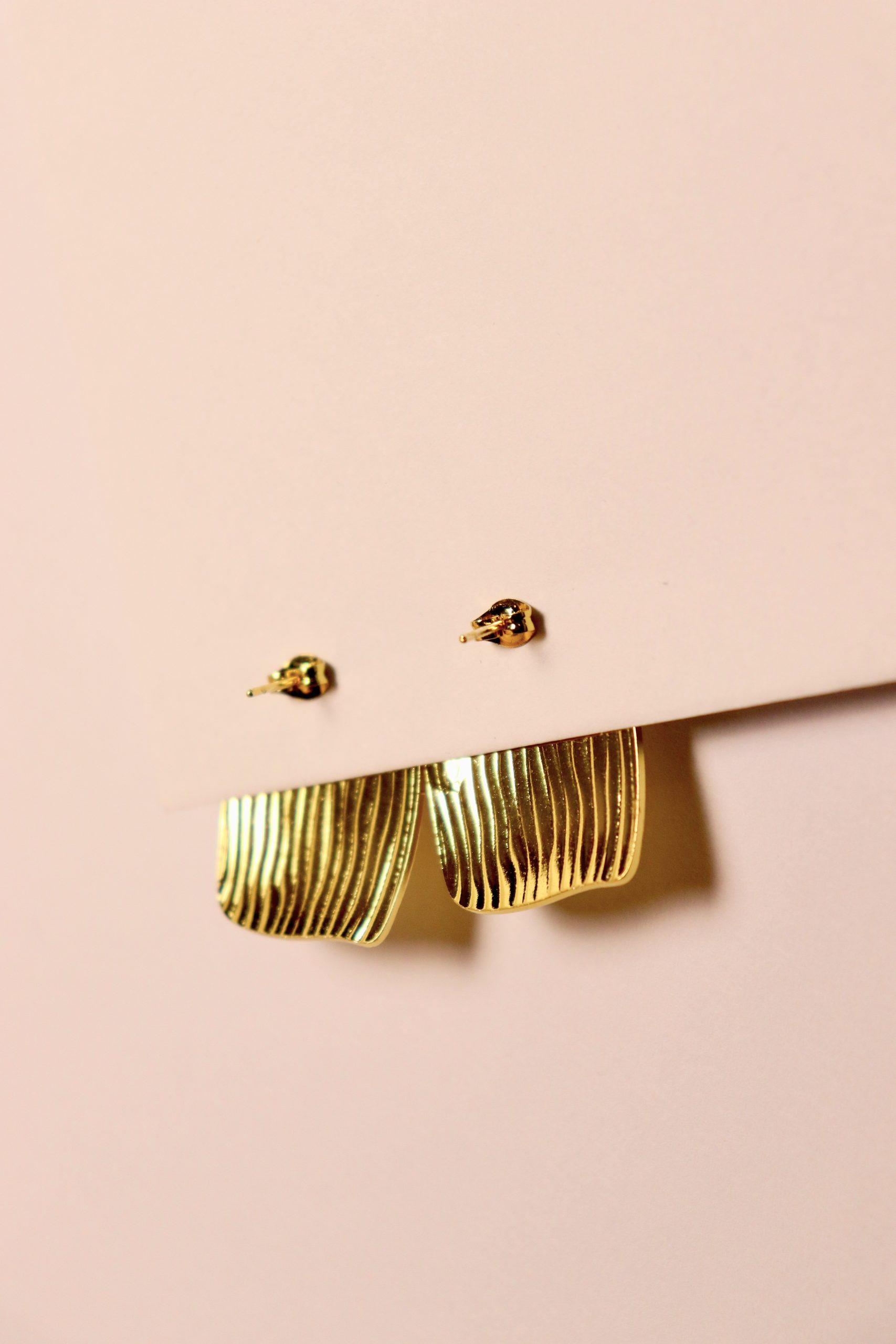 Boucles d'oreilles texturées carré plates