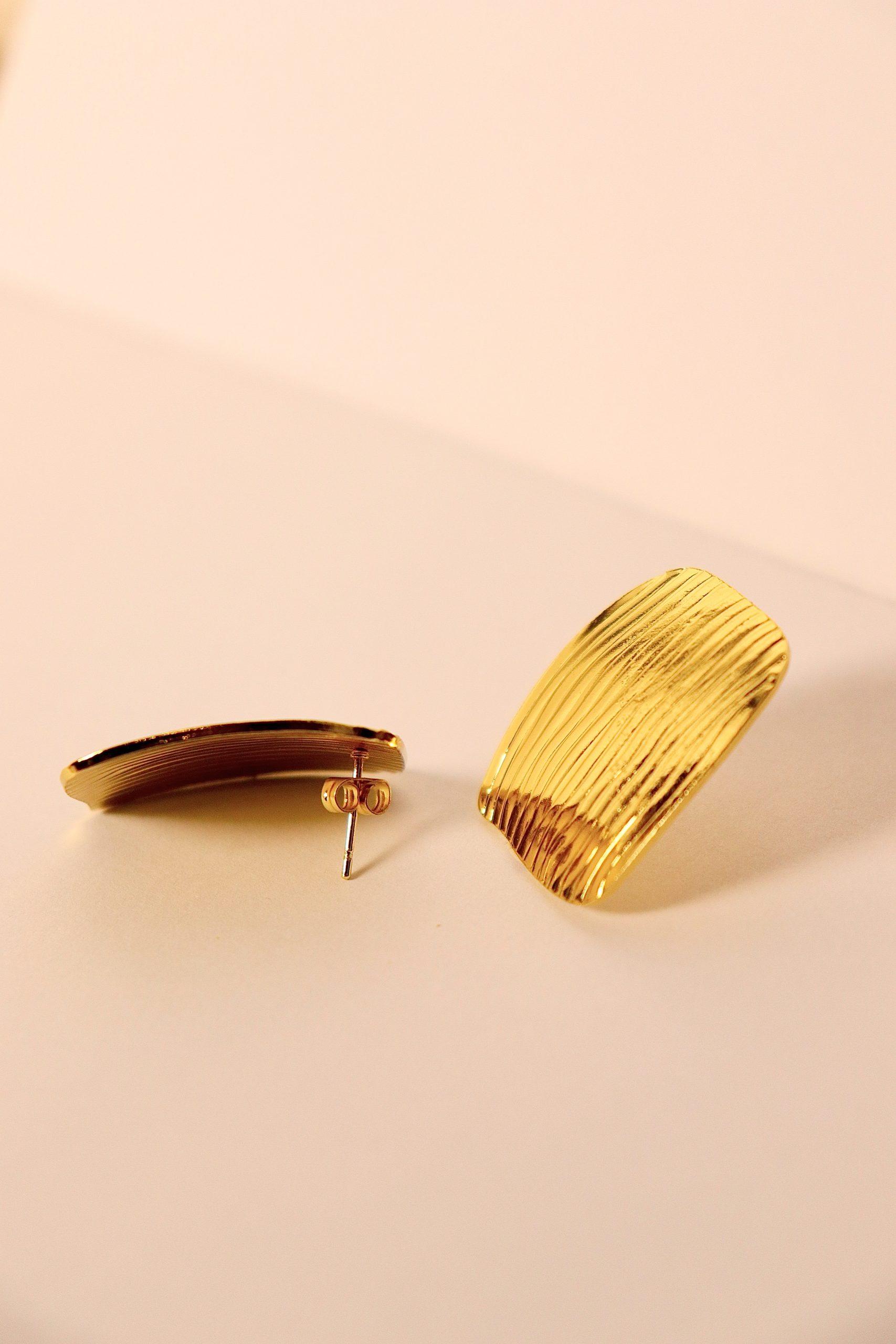 Boucles d'oreilles texturées carré plates